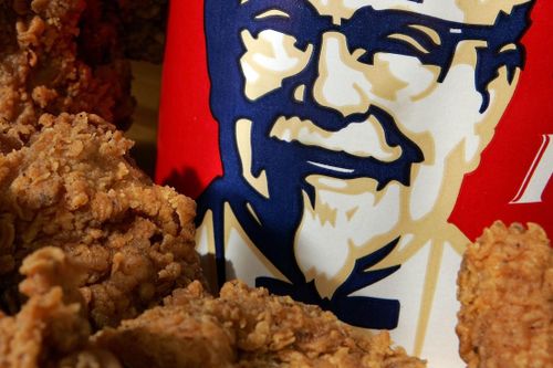 Nhờ 20 suất KFC, cảnh sát bắt quả tang tiệc trái phép