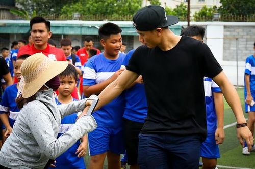 Người hâm mộ kéo tay Bùi Tiến Dũng để xin chụp hình