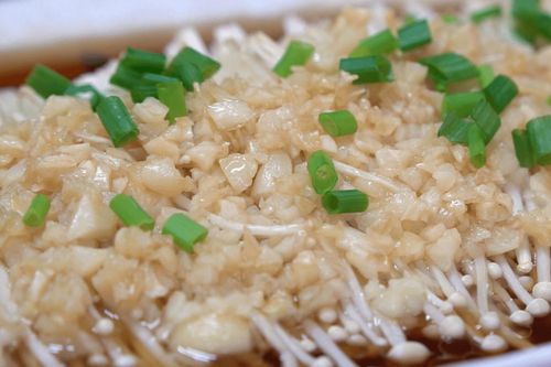 Làm thịt lợn băm trộn nấm kim châm hành tỏi
