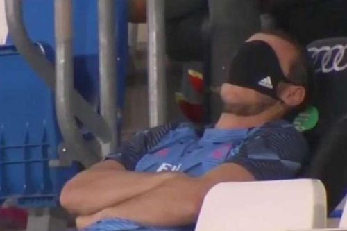 Bale ngủ gật khi ngồi dự bị tại Real Madrid