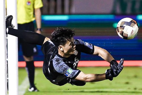 Bùi Tiến Dũng cản phá cú đá cận thành của đối thủ