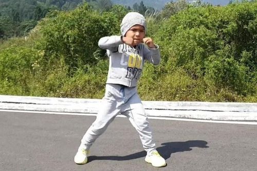 Tay đấm nhí 5 tuổi thể hiện tài năng võ thuật