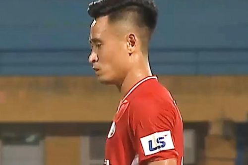 Vũ Minh Tuấn sút phạt vào góc chữ A
