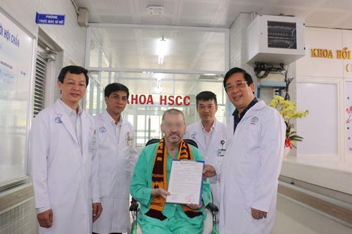 Bệnh nhân phi công người Anh xuất viện