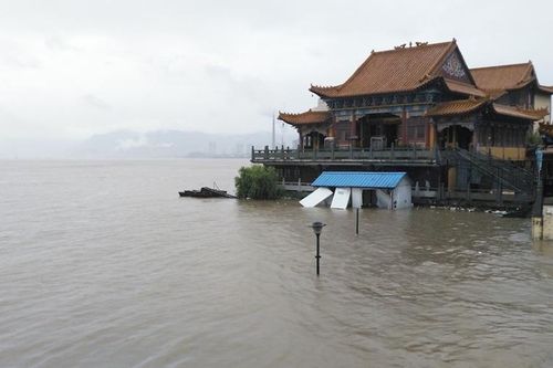 Chín tỉnh Trung Quốc tiếp tục mưa bão