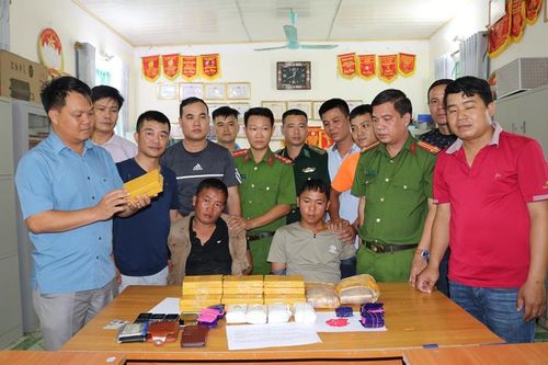 Bắt hai đối tượng mua bán 20 bánh heroin