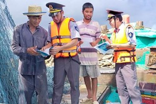 Hỗ trợ ngư dân vươn khơi đúng pháp luật