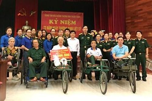 Thăm và tặng quà Trung tâm Điều dưỡng thương binh Thuận Thành
