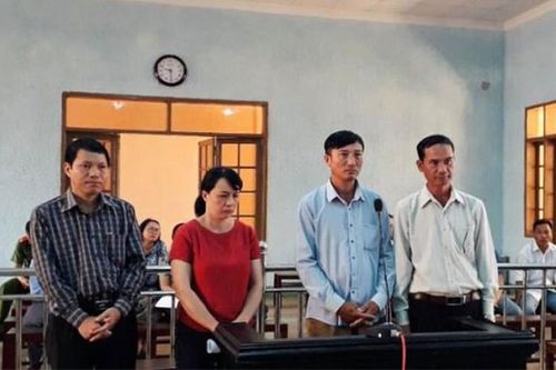 Chánh văn phòng huyện cùng thuộc cấp hầu tòa vì thiếu trách nhiệm trong công tác