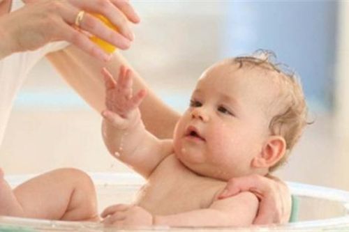 4 sai lầm tai hại khi tắm cho con vào mùa hè khiến bé dễ ốm