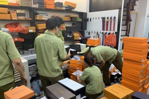 Xử lý 7 cửa hàng thời trang bán hàng 'nhái' ở Bắc Ninh