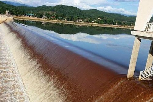 Xác định nguyên nhân nước hồ Ngàn Trươi – Cẩm Trang chuyển màu đỏ