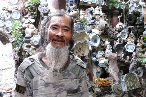 Ngôi nhà gắn hơn nghìn bát đĩa cổ