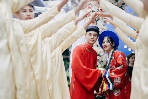 Cô dâu khoác áo Nhật Bình, chú rể diện áo tấc trong đám cưới