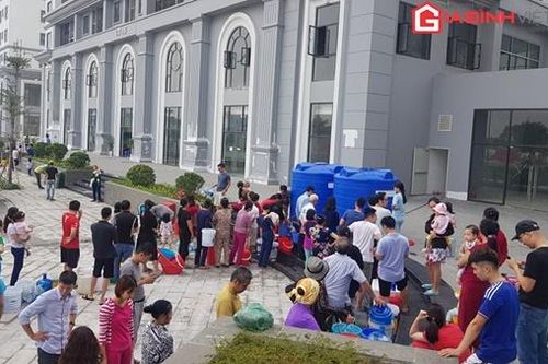Mất nước kéo dài, cư dân Hateco Apollo Xuân Phương kẻ về quê, người mua nước bình sinh hoạt