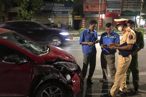 Nghệ An: Đang quét dọn vệ sinh, nữ công nhân bị ô tô tông văng hàng chục mét