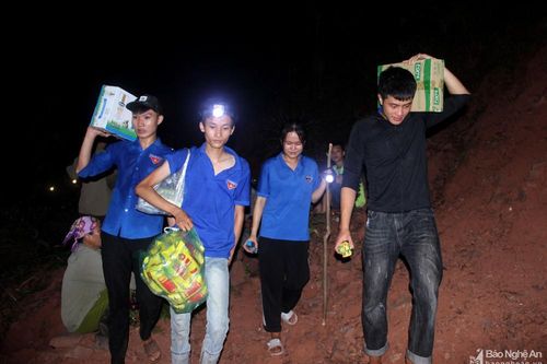 Xuyên đêm băng rừng tiếp tế cho lực lượng chữa cháy ở Nghệ An