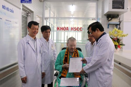 Bệnh nhân phi công người Anh đã xuất viện và được về nước