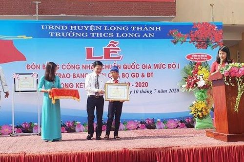 Bộ Giáo dục và Đào tạo khen thưởng nam sinh lớp 6 dùng tay không dọn rác