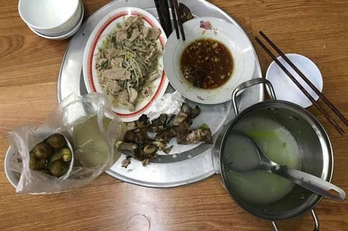 Ru con ngủ xong, ra ngoài nhìn mâm cơm chồng để phần mà vợ sầm mặt và màn vùng lên của cô khiến anh ta 'thất kinh'