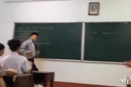 Clip: Nam sinh sải bước thần thái y như người mẫu lên nhận giấy khen khiến dân tình cười bò