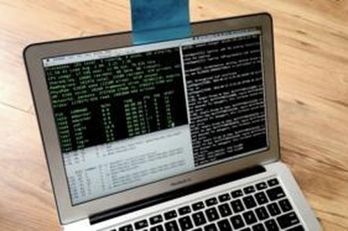 Apple cảnh báo người dùng MacBook không dùng miếng dán che webcam