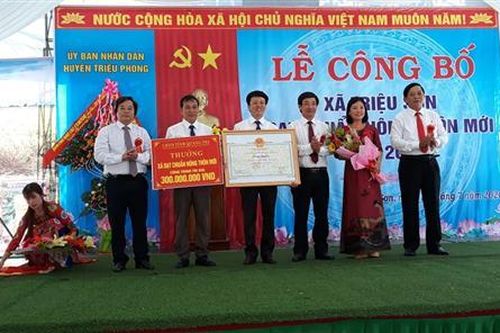 Xã Triệu Sơn đón nhận Bằng công nhận xã đạt chuẩn nông thôn mới
