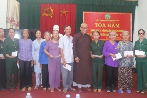 Chùa Đông Yên trao quà cựu thanh niên xung phong