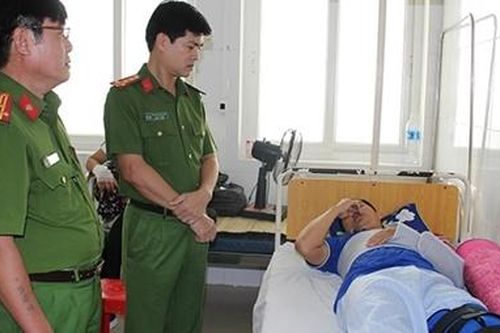 Một chiến sỹ Công an bị thương trong khi làm nhiệm vụ