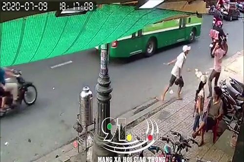 Đang đi bộ, người đàn ông bị nam thanh niên cầm dao đuổi chém