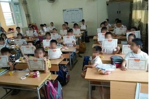 Từ bức ảnh một học sinh ngồi lạc lõng giữa 'rừng giấy khen' của các HS khác: Con em chúng ta dễ bị tổn thương bởi những điều gì?