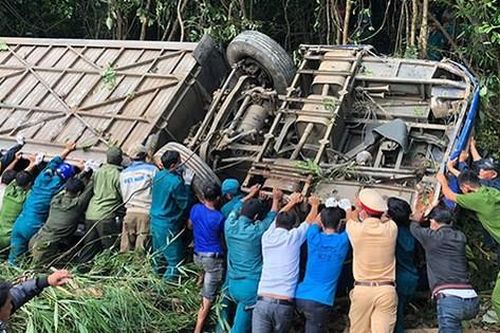 Vụ xe khách lao xuống vực làm 5 người chết, 35 người bị thương: Vừa đổi tài xế thì gặp nạn