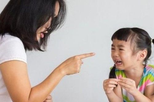 Tác hại khủng khiếp khi bố mẹ cứ than 'nhà mình nghèo lắm' để dạy con