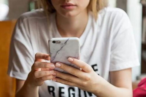 Netizen tranh cãi quanh việc hội bạn nấp trong phòng để xem cô bạn thân 'đá' người yêu