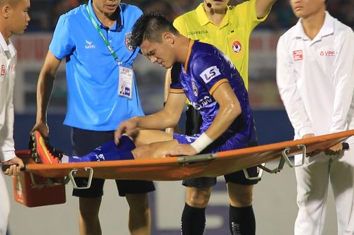 Tiến Linh đau đớn lên cáng ra sân khiến CĐV Bình Dương thót tim