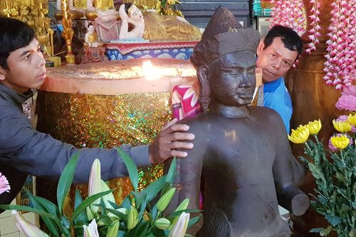 Hàng trăm người hiếu kỳ đến xem tượng đá phát hiện dưới ruộng