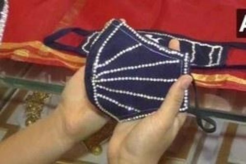 Mua khẩu trang đính kim cương giá nghìn USD để đi đám cưới