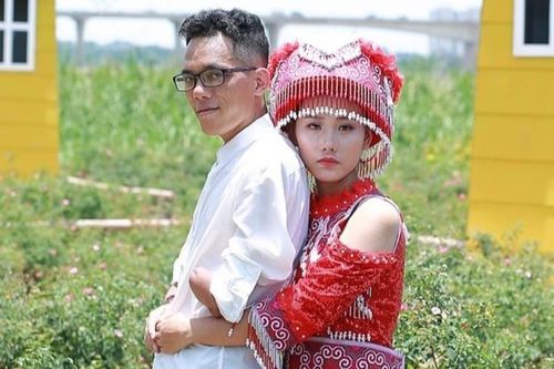 Chàng trai người Dao cụt 2 tay, gặp vợ kém 11 tuổi nhờ mạng xã hội