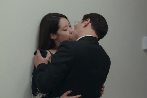 Phim 19+ nối sóng 'Thế giới hôn nhân' mở màn bằng loạt cảnh nóng bỏng