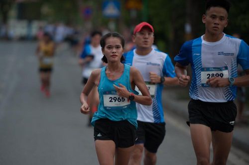 Nhà vô địch SEA Games 30 phô diễn sức mạnh tại giải Tay Ho Half Marathon