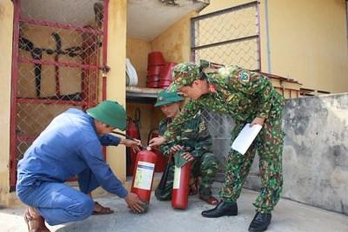 Lính kho căng mình phòng cháy