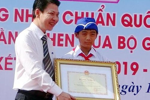 Bộ GD-ĐT tặng bằng khen cho nam sinh dọn rác chắn cống