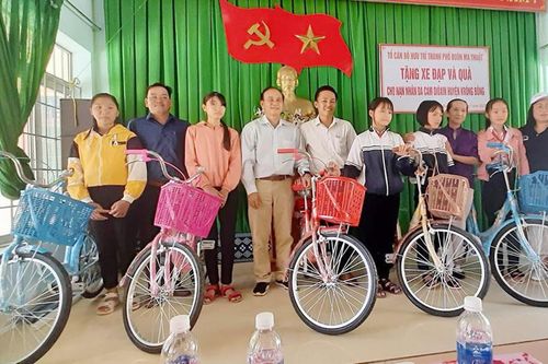 Tặng quà cho nạn nhân chất độc da cam và học sinh nghèo