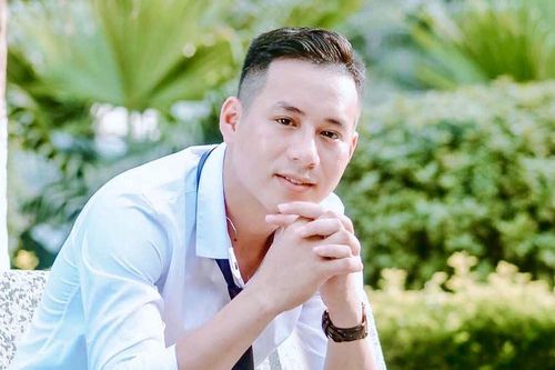 Hot boy đất Tổ tỏa sáng trên giảng đường đại học