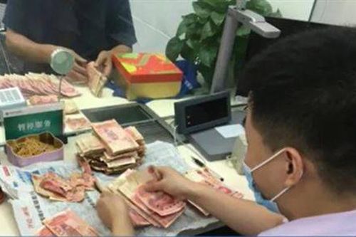 Giấu vợ cất 'quỹ đen' vào nơi không ai ngờ, 5 năm sau chồng thất kinh khi lấy ra xem