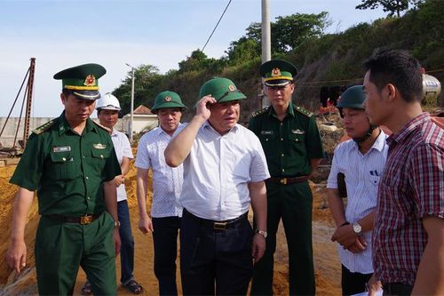 Kiểm tra tiến độ cải tạo âu thuyền tại Đảo Cồn Cỏ