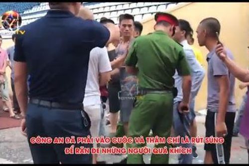 Nghi thủ môn Quang Nam 'yểm bùa'SVĐ, cổ động viên Nam Định lao vào tấn công