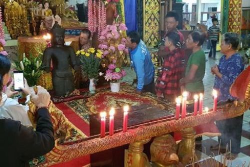 Hàng trăm người thắp hương bức tượng đá gãy tay chân