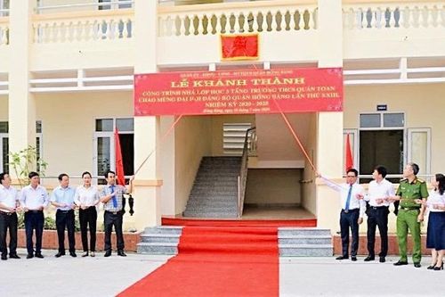 Quận Hồng Bàng (Hải Phòng) gắn biển 3 công trình trường học chào mừng Đại hội Đảng bộ quận