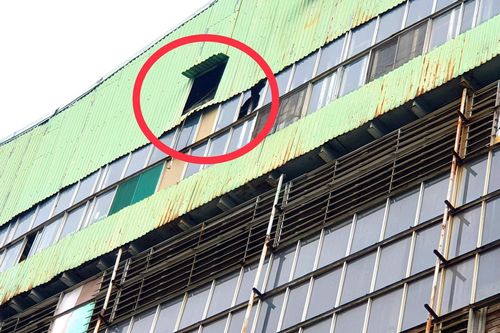 Nam công nhân rơi từ trên cao xuống đất, tử vong